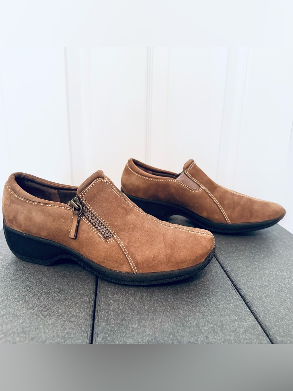 Clarks Women’s Brown Suede Slip-On Shoes Size 6M Side Zip Comfort Casual